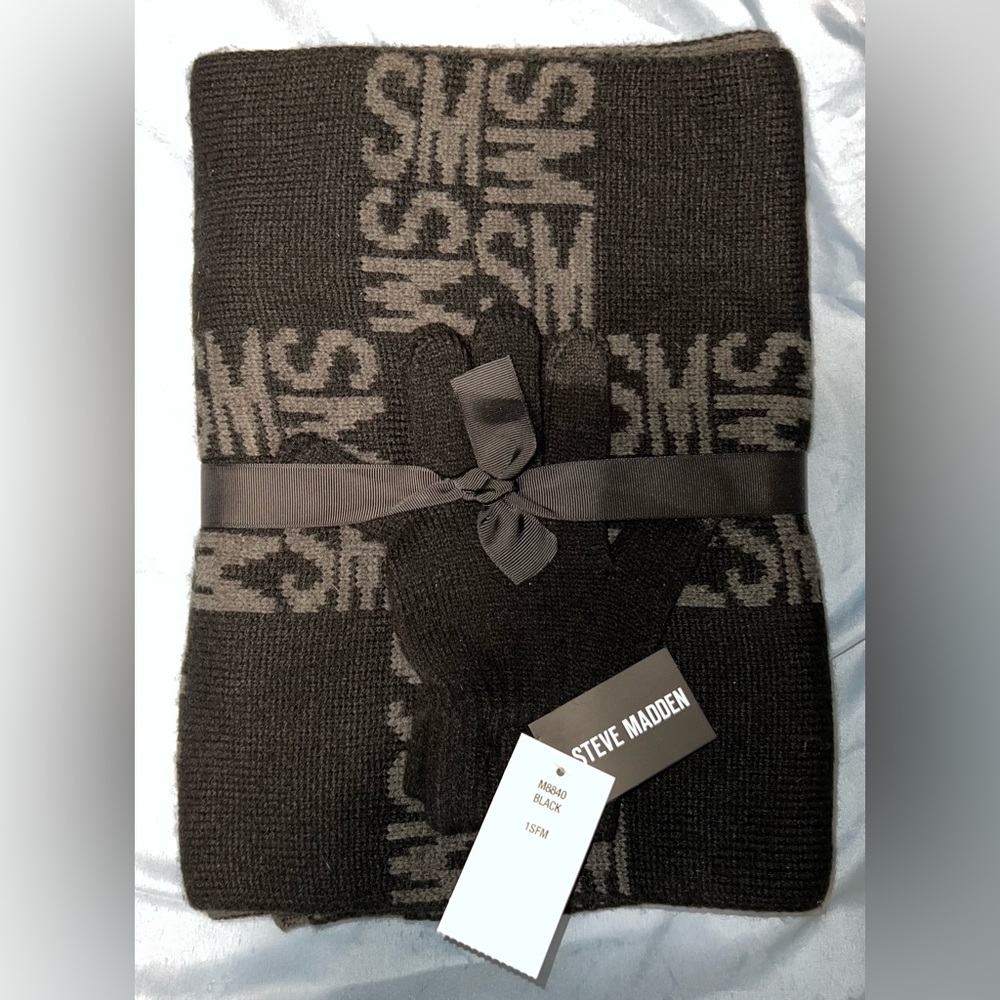 🚨FLASH SALE🚨Steve Madden scarf and glove set in black and grey BNWT*